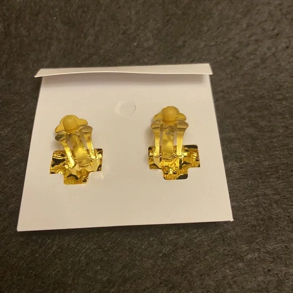 Pastel Collection Red & Gold Flower Leaf Sun Burst Style Round Clip On Earrings. - Picture 2 of 2